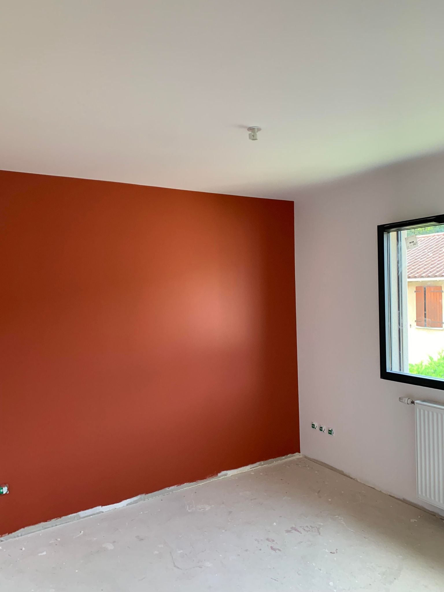 Salon renove avec peinture et finitions