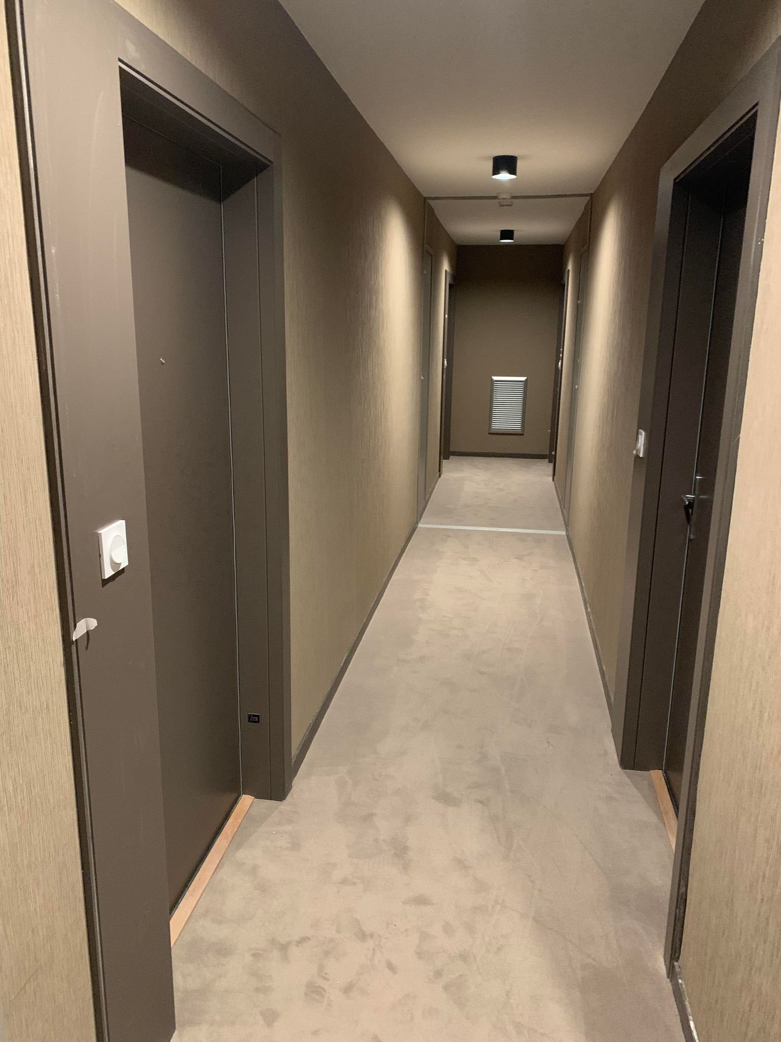 Finitions murales haut plafond