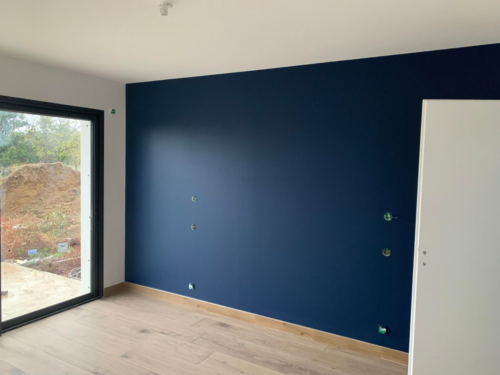 Mur bleu profond finition soignee