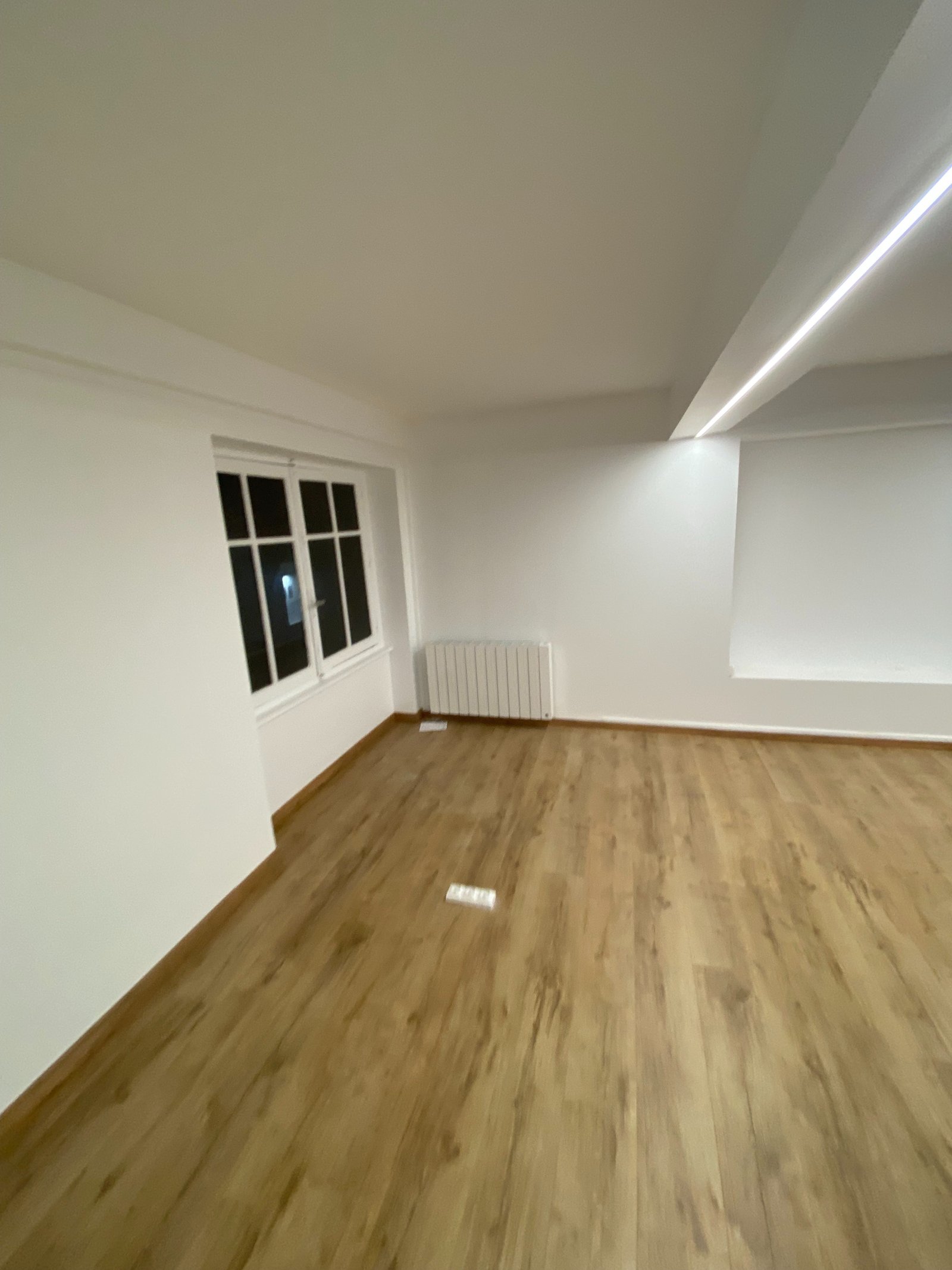 Piece renovee avec peinture neuve