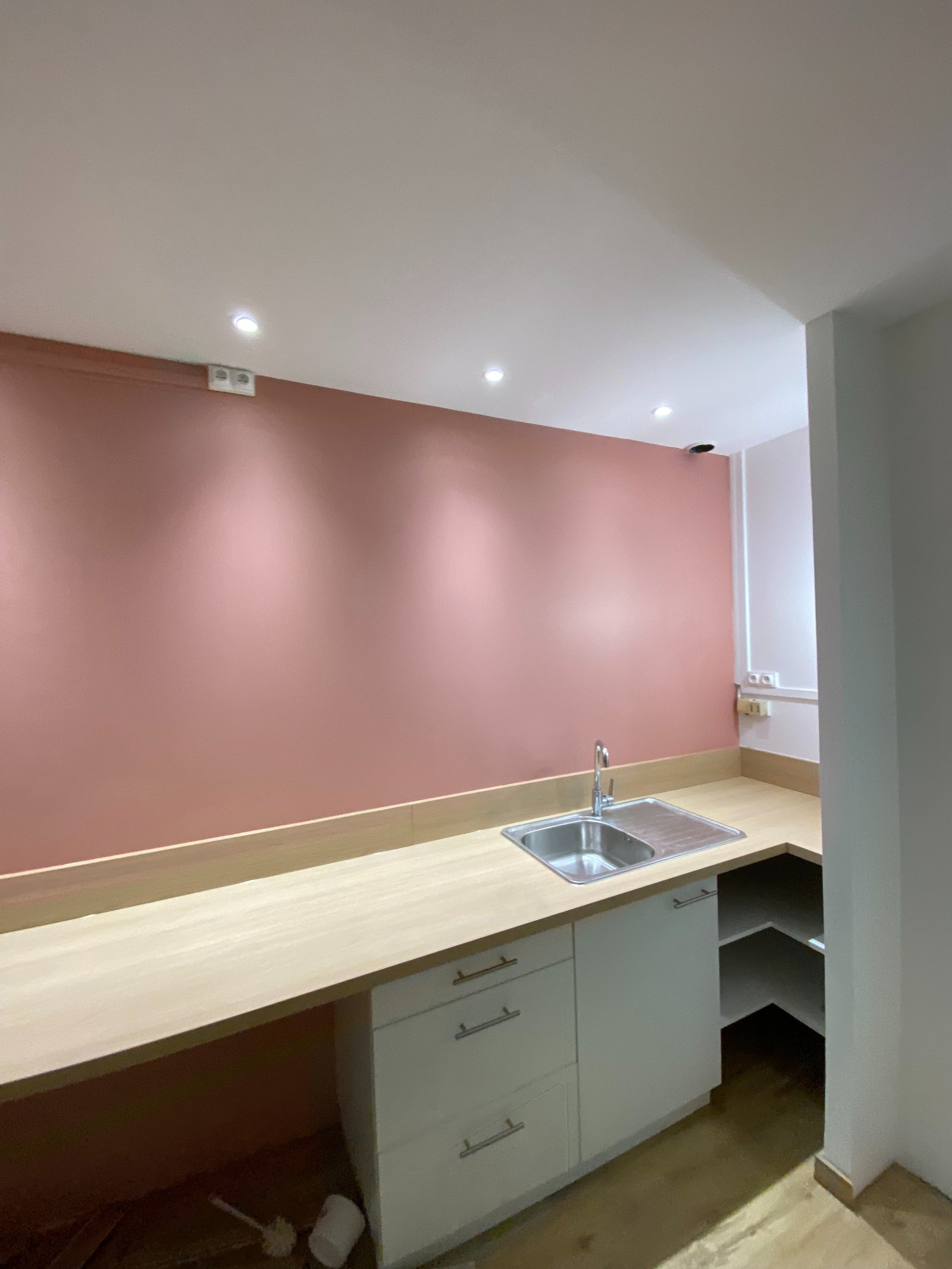 Salle avec carrelage et finitions