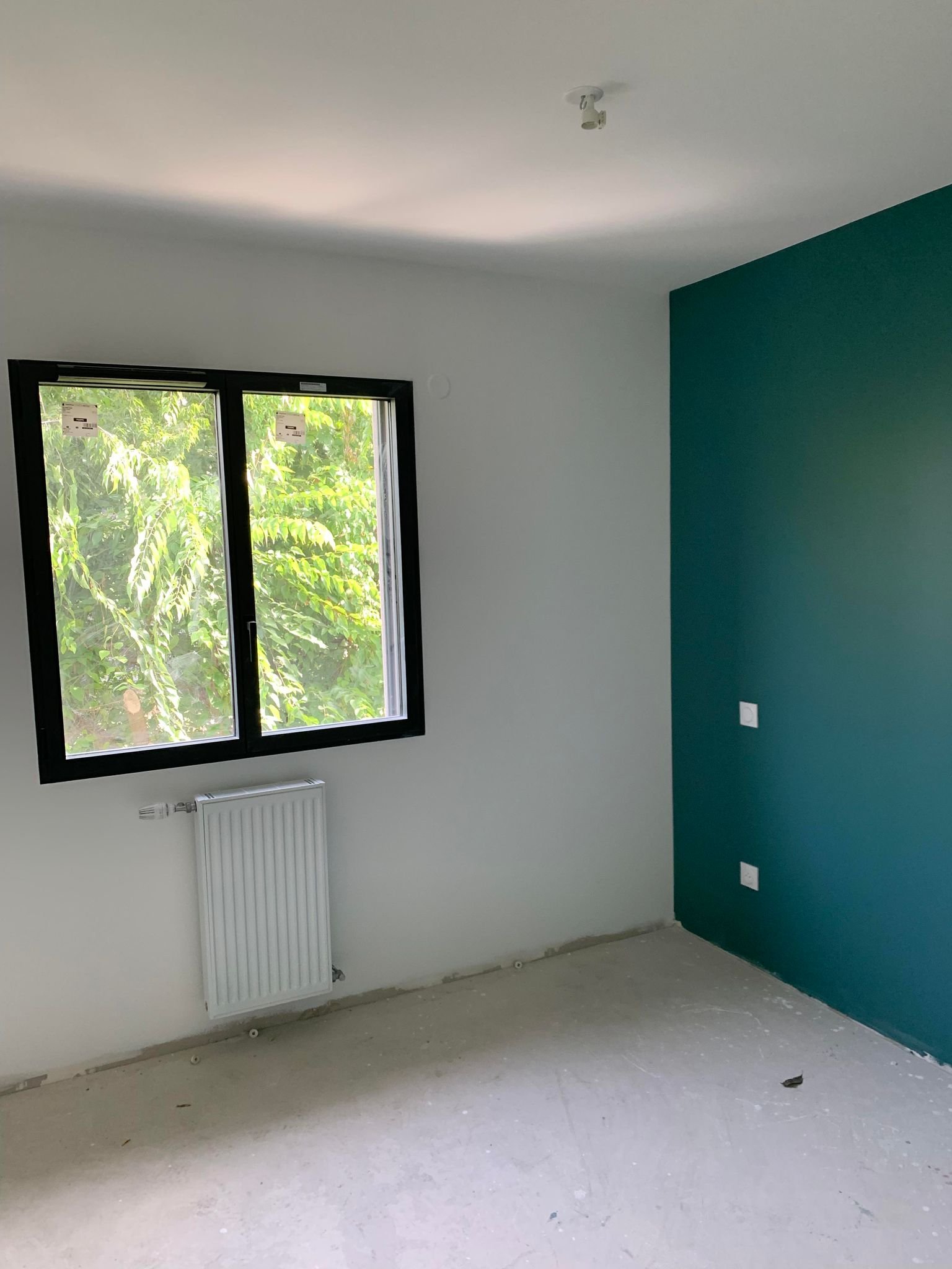 Mur accent bleu finition propre