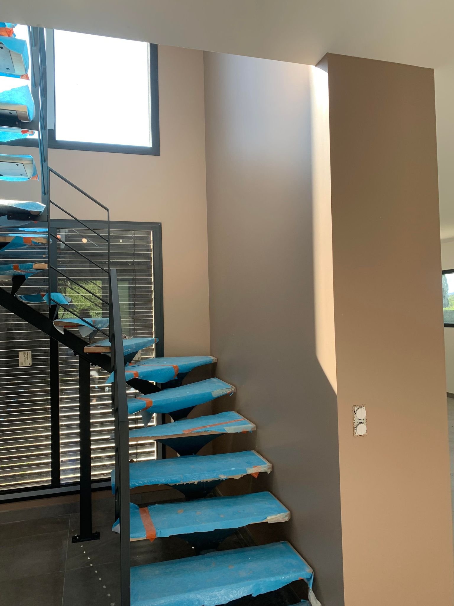 Mur jaune avec finitions neuves